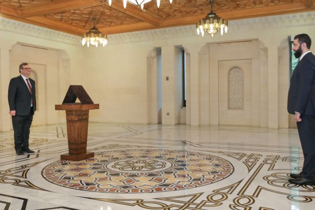 مصرف سوريا المركزي يرفع سعر الصرف ويثبت الليرة اليوم